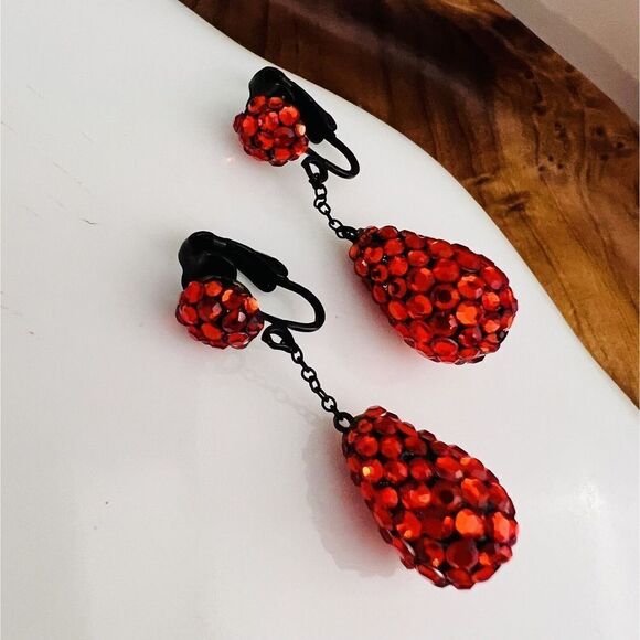 Vintage Beautiful Red Rhinestone Cluster Earrings Clip On Dangle Teardrop 4596 - Picture 4 of 6